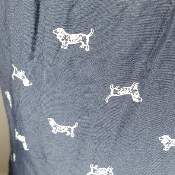 🔥 3/$25 Sleeveless Button Down Blouse w dogs - Picture 4 of 4